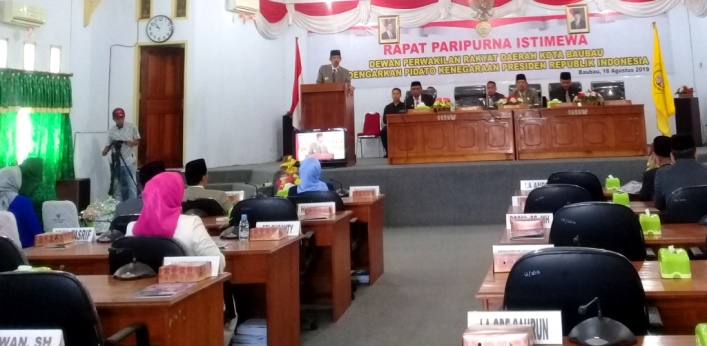 Wali Kota Baubau, AS Tamrin memberikan sambutan pada rapat paripurna istimewa di DPRD Baubau. (Foto: Aisyah Welina/SULTRAKINI.COM)
