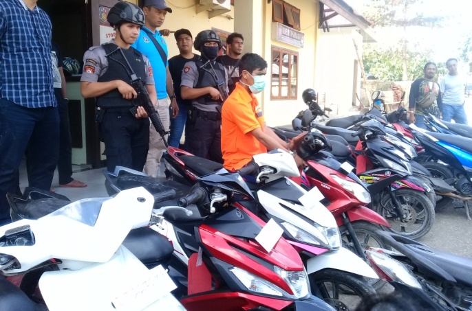 Barang bukti dan pelaku pencurian 11 unit motor di Polres Baubau. (Foto: Aisyah Welina/SULTRAKINI.COM)