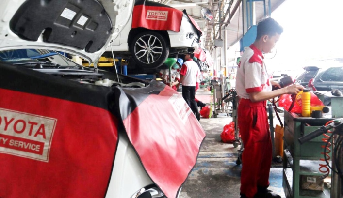 Servis Mobil Customer di Bengkel Kalla Toyota Kendari. (Foto: Istimewa)