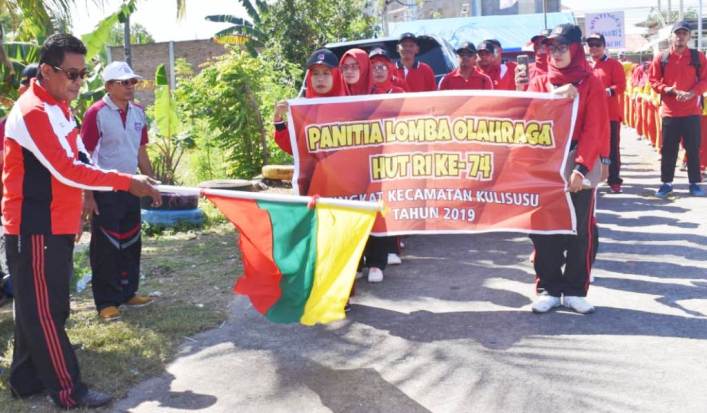Wakil Bupati Butur Ramadio, melepas peserta pawai menyambut perayaan Hari Ulang Tahun Republik Indonesia Ke-74. (Foto: Istimewa)