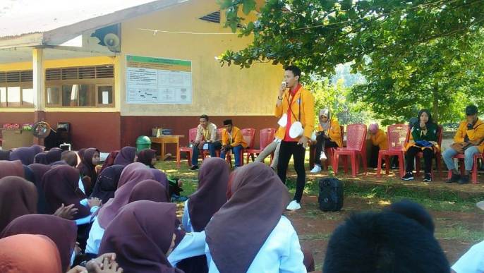 Pembentukan kelompok pemuda sadar lingkungan oleh mahasiswa peserta KKN tematik UHO di Kecamatan Laonti (Foto: Hasrul Tamrin/SULTRAKINI.COM)