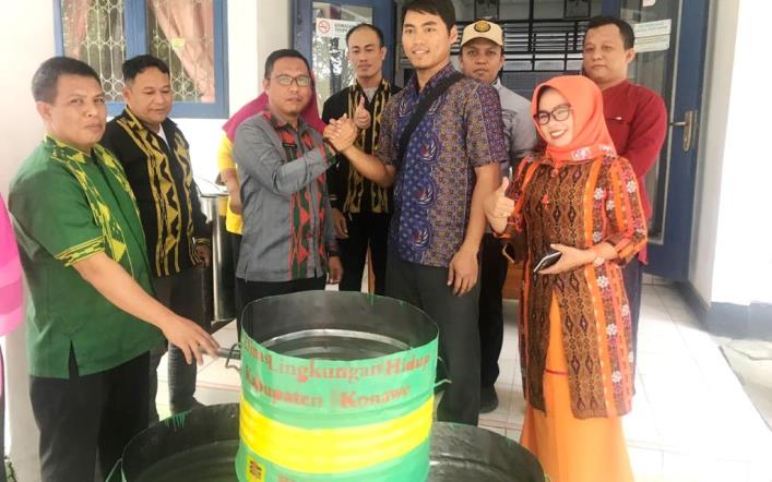 Penyerahan tong sampah dari PLTD Lambuya kepada DLH Konawe, Kamis (8/8/2019). (Foto: Istimewa)