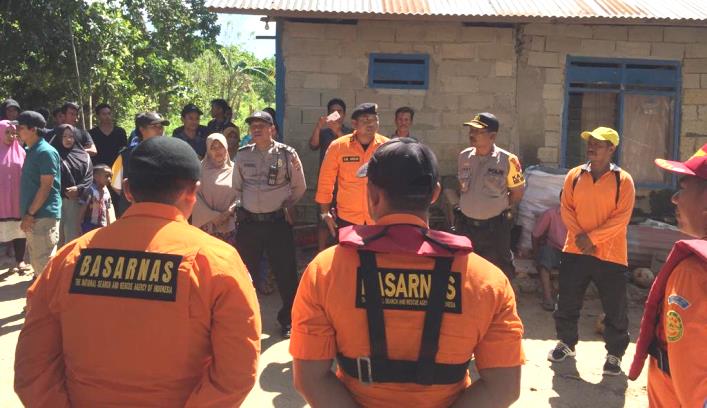 Persiapan personel Tim Rescue Basarnas Kendari sebelum mencari orang hilang di Perairan Purirano. (Dok.Humas Basarnas Kendari)
