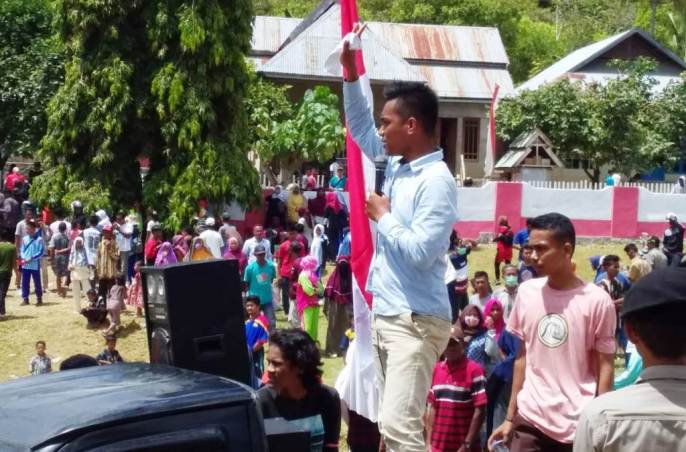 Puluhan masyarakat dan pemuda yang tergabung dalam Pemuda Pemerhati Desa (P2D) menggelar aksi di depan Kantor Camat Pasir Putih, Kabupaten Muna, Jumat (16/8/2019). (Foto: Istimewa).