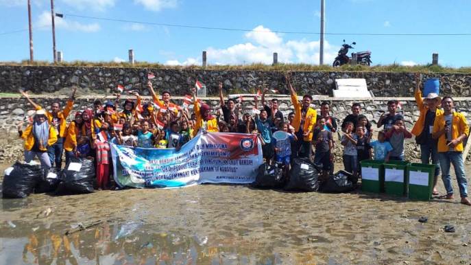 Mahasiswa KKN Tematik UHO saat melakukan aksi bersih sampah laut di Kelurahan Bungkutoko, Kecamatan Abeli, Kota Kendari, Sabtu (17/8/2019). (Foto: Istimewa).