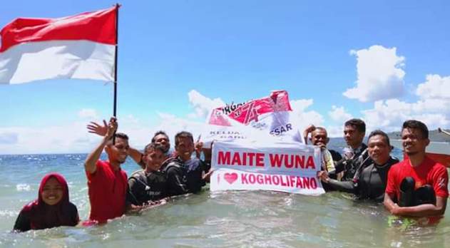 Pemuda Desa Kogholifano saat mengibarkan bendera di bawah laut di Pulau Kogholifano (Foto: Istimewah)