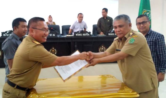 Serah terima aset daerah dilakukan Bupati Konawe, Kery Saiful Konggoasa kepada Sekretaris Daerah Konkep, Cecep Trisnayadi mewakili bupati Konkep. (Foto: Istimewa)