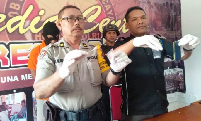 Kasubag Humas Polres Baubau Iptu Suleman dan Kanit Res Narkoba Polres Baubau saat menunjukan barang bukti penangkapan penggunan sabu, Kamis (22/8/2019). (Foto Istimewa)