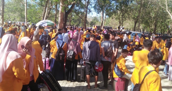 Pelepasan ribuan mahasiswa UHO dalam KKN 2019. (Foto: Muh Yusuf/SULTRAKINI.COM)