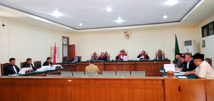 Bupati Konawe, Kery Saiful Konggoasa memberikan kesaksian di Pengadilan Tipikor Kendari, Senin (5/8/2019). (Foto: Ulul Azmi/SULTRAKINI.COM)