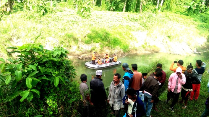 Tim rescue pos SAR melakukan pencarian terhadap Andri (30) yang diterkam buaya di Sungai Malaoge, Selasa (6/8/2019). (Foto: La Ode Ali/SULTRAKINI.COM)