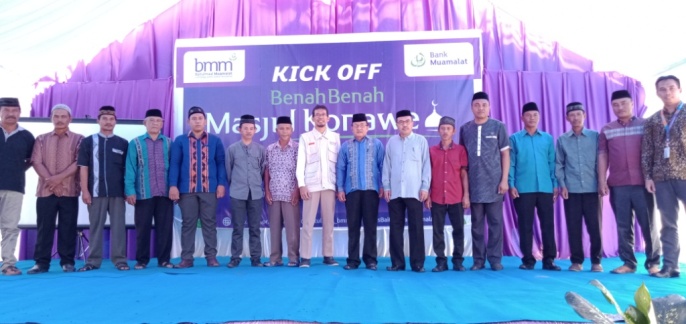 Direktur Eksekutif BMM Teten Kustiawan bersama 12 perwakilan penanggung jawab masjid. (Foto: Ulul Azmi/SULTRAKINI.COM)