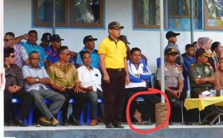 Nampak Camat Siotapina, La Rahadi (lingkaran merah) terlihat memakai sandal saat duduk di panggung penghormatan, Jumat (16/8/2019) (Foto: La Ode Ali/SULTRAKINI.COM)