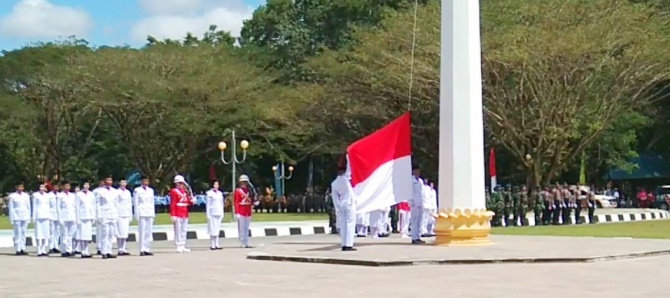 Suasana upacara pengibaran benderah merah putih di Pemprov Sultra (Foto: La Niati/SULTRAKINI.COM)