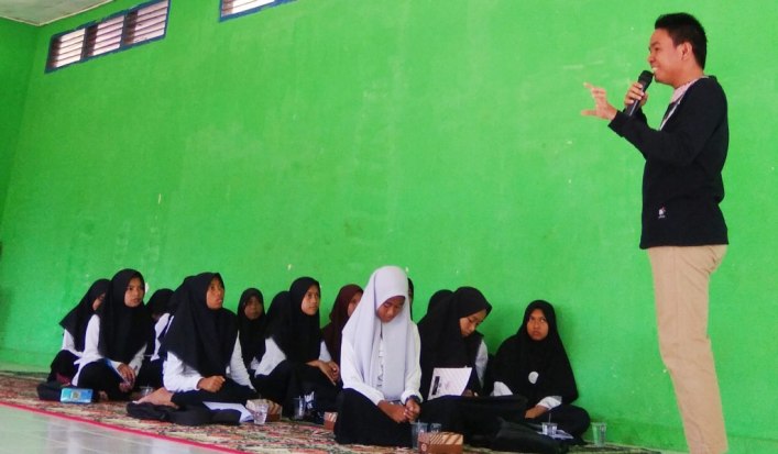 Pemberian materi kepada siswa dalam pelatihan jurnalistik di SMAN 1 Kulisusu (Foto : Ardian Saban/SULTRAKINI.COM)