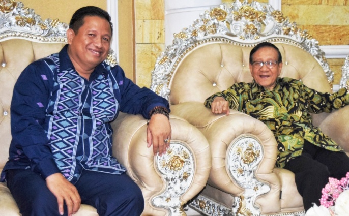 Bupati Muna, LM. Rusman Emba (kiri) saat berdiskusi dengan Wakil Ketua Dewan Kehormatan DPP Golkar, Akbar Tanjung. (Foto: Arto Rasyid/SULTRAKINI.COM)