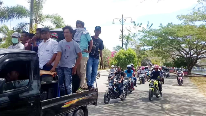 Demonstran menuju Mapolres Muna menuntut penurunan baliho Rajiun Tumada berkalimat Mai Te Wuna-Amaimo Pada Ini, Jumat (30/8/2019). (Foto: Arto Rasyid/SULTRAKINI.COM)
