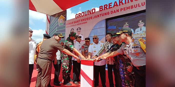 Penekanan tombol sirine oleh gubernur Sultra dan Forkopimda sebagai tanda dimulainya pembangunan RS Jantung dan Pembuluh Darah Sultra, Kamis (29/8/2019). (Foto: Hasrul Tamrin/SULTRAKINI.COM)
