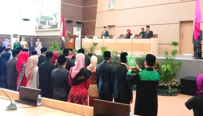 Pengambilan sumpah dan janji anggota DPRD Kota Kendari baru oleh kepala Pengadilan Tinggi Kota Kendari, Senin (26/8/2019). (Foto: Hasrul Tamrin/SULTRAKINI.COM)
