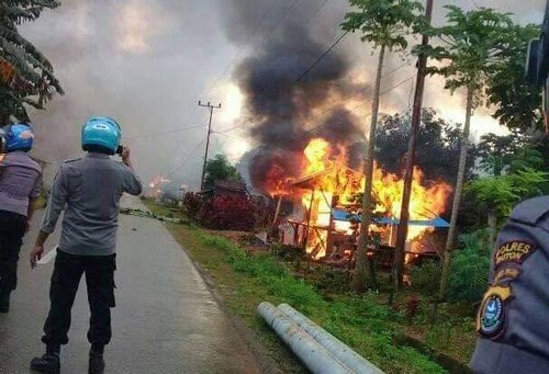 Pembakaran rumah imbas dari bentrok di Kecamatan Siontapina, Buton. (Foto: Istimewa)