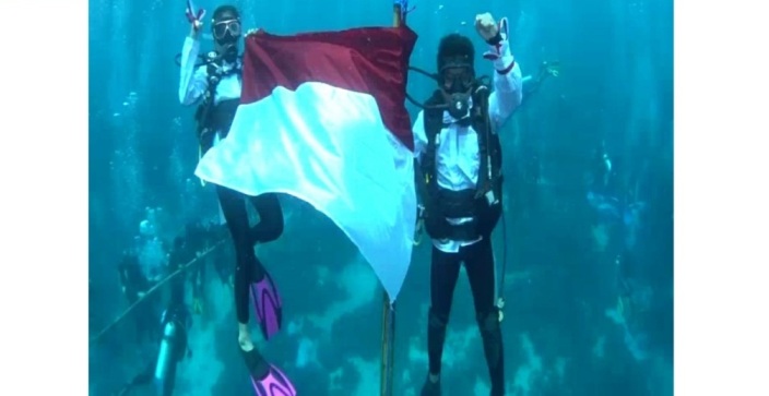 Penyibaran bendera merah putih di laut Wakatobi. (Foto: istimewa)
