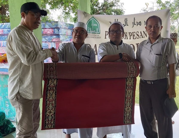 Pengurus PP KKST saat menyerahkan baantuan karpet di Pesantren Darulsollah, Wawotobi, Kamis (22 Agustus 2019).