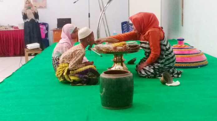 Ritual Pakandeana ana ana Maelu oleh LKPBB. (Foto: Aisyah Welina/SULTRAKINI.COM)