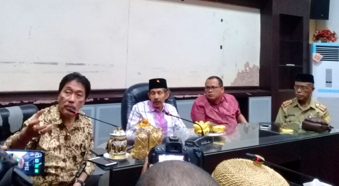 Koordinator Wilayah VIII Korsupgah KPK, Adlinsyah Malik Nasution bersama Wali Kota Baubau dan pihak Kejaksaan seusai penyerahan 26 aset dari Pemkab Buton. (Foto: Aisyah Welina/SULTRAKINI.COM)