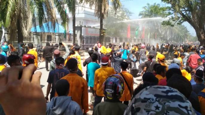 Suasana chaos unjuk rasa di DPRD Sultra, Kamis (26/9/2019). (Foto: Maykhel Rizky/SULTRAKINI.COM)