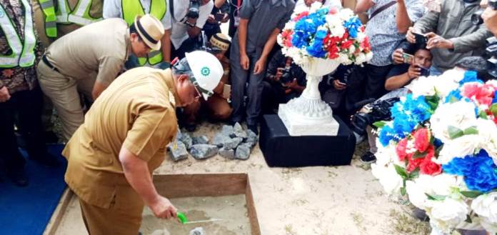 Gubernur Sultra, Ali Mazi menghadiri peletakan batu pertama atau pembangunan jalan pariwisata Kendari-Toronipa di Toronipa, Selasa (3/9/2019). (Foto: Ulul Azmi/SULTRAKINI.COM)
