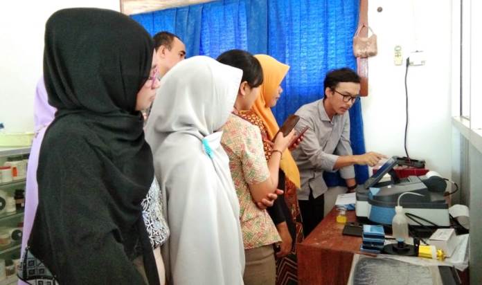 Pelatihan penggunaan dan perawatan alat laboratorium pendidikan bersama teknisi dari Kemenristek Dikti di Bina Husada Kendari, Senin (16/9/2019). (Foto: La Niati/SULTRAKINI.COM)
