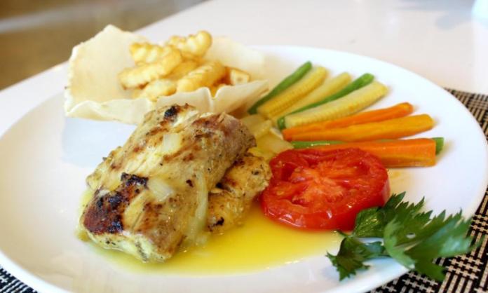Grilled fish with lemon butter sauce. (Foto: Wa Rifin/SULTRAKINI.COM)