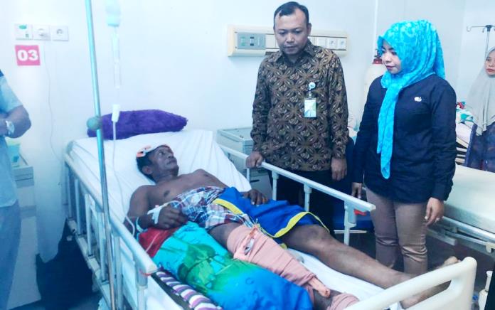 Kepala Cabang BPJS Ketenagakerjaan Cabang Kendari, Muhyiddin (kanan) mengunjungi pasien kecelakaan kerja PT OSS di Rumah Sakit Bahteramas, Kamis (5/9/2019). (Foto: Istimewa)