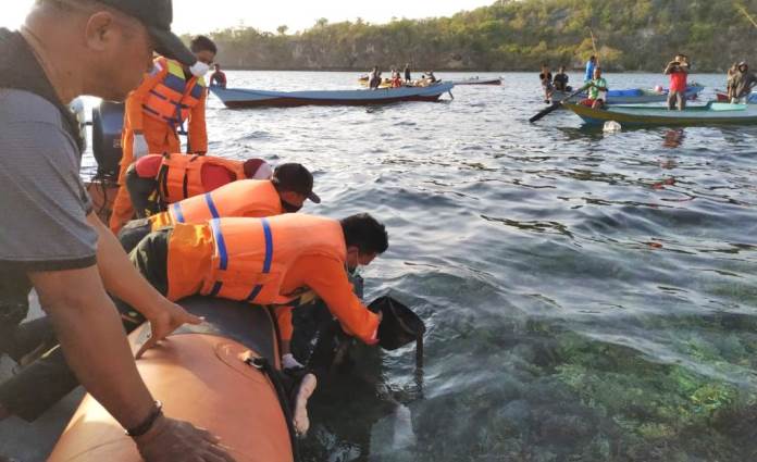 Penemuan korban hilang atas kecelakaan pelayaran di Perairan Talaga, Buton Tengah. (Foto: Dok.Basarnas).