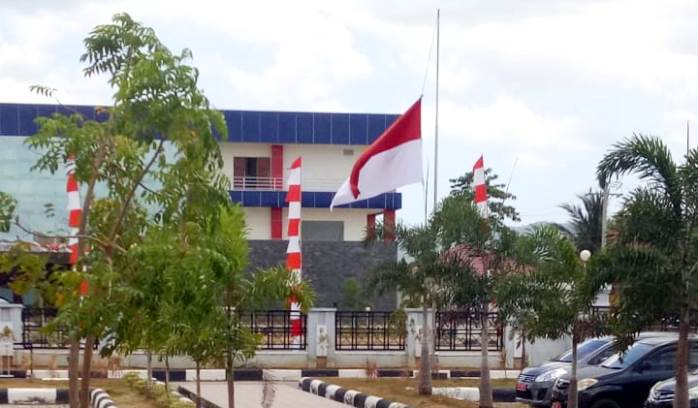 Pengibaran bendera setengah tiang di Rujab Wali Kota Kendari. (Foto: Istimewa)