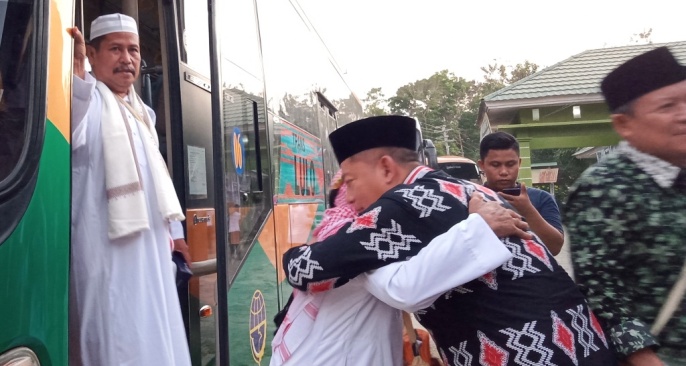 Wakil Bupati Konawe, Gusli Topan Sabara saat memeluk jamaah haji yang baru saja tiba di Kantor Kemenag Konawe, Kamis (5/9/2019). (Foto: Ulul Azmi/SULTRAKINI.COM)