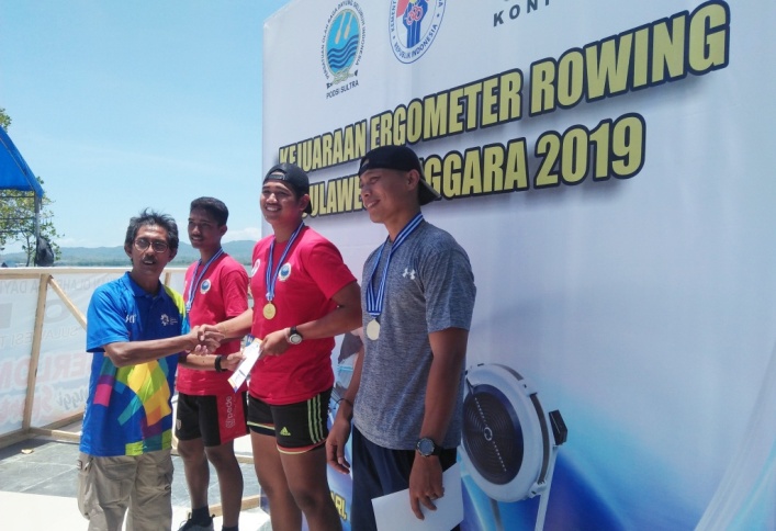 Suasana pengalungan medali untuk para juara dikategori prestasi dalam kejuaraan ergometer Sultra 2019 (Foto: Muh Yusuf /SULTRAKINI.COM)