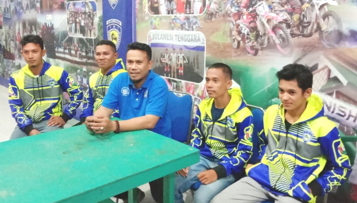 Pembalap pemula IMI Sultra (kiri) bersama manager dan tim official, Sabtu (7/9/2019). (Foto: Hasrul Tamrin/SULTRAKINI.COM)