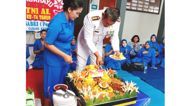 Danlanal Kendari, Kolonel Laut (P) I Putu Darjatna memotong nasi tumpeng di peringatan HUT TNI-AL ke-74, Selasa (10/9/2019). (Foto: Hasrul Tamrin/SULTRAKINI.COM)