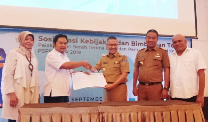 Wali Kota Kendari, Sulkarnain Kadir menandatangani berita acara penyerahan barang milik negara dari Kementerian PU PR. (Foto: Hasrul Tamrin/SULTRAKINI.COM)