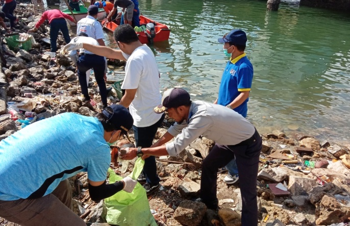 Aksi bersih-bersih laut di Pelabuhan Penyeberangan Kendari-Wawonii (Foto : Hasrul Tamrin/SULTRAKINI.COM)