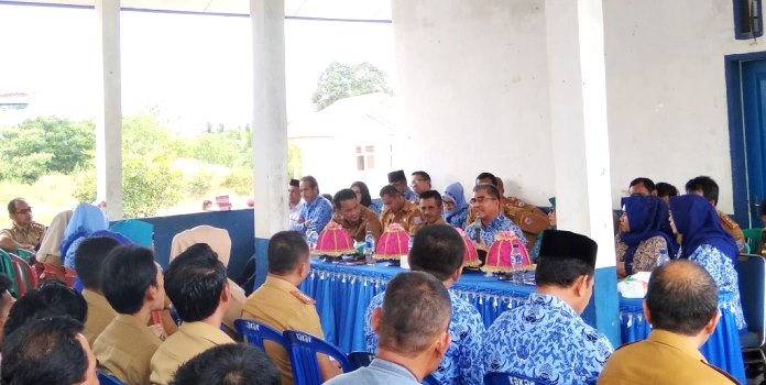 Bupati Butur Abu Hasan memimpin rapat pemantapan persiapan lomba P2WKSS di balai pertemuan Desa Karya Bakti, Selasa (17/9/2019). (Foto: Ardian Saban/SULTRAKINI.COM)