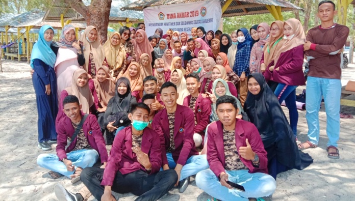 Ajang keakraban antara mahasiswa baru, Senior, dan dosen Stikes Karya Kesehatan Kendari, Minggu (22/9/2019). (Foto: Hasrul Tamrin/SULTRAKINI.COM)