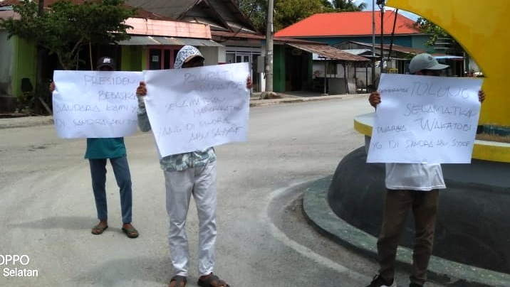Pemuda Wakatobi melakukan aksi di Bundaran Mandati, Rabu (25/9/2019). (Foto: Istimewa)