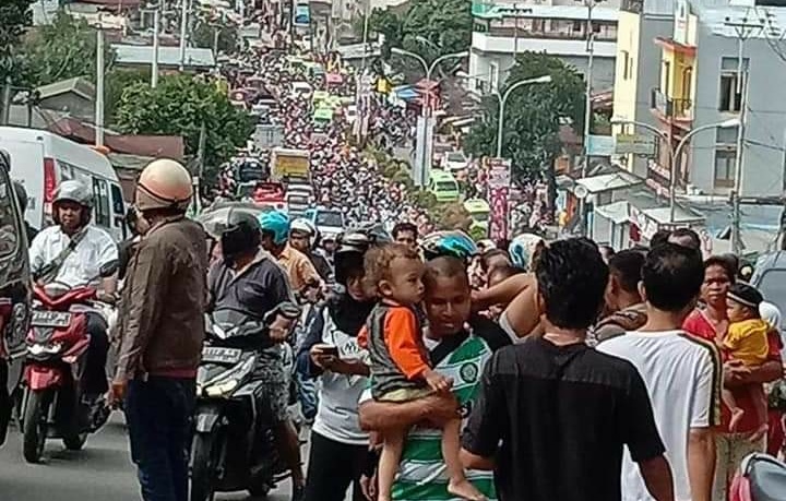 Warga mengunsi kedataran tinggi, bangunan di kota Ambon roboh. (Foto: Istimewa)