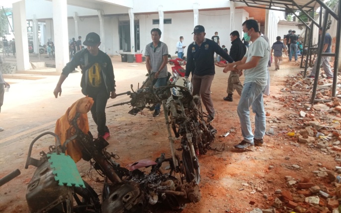 Sepeda motor yang terbakar akibat demonstras di gedung DPRD Sultra, Kamis (27/9/2019). (Foto: Hasrul Tamrin/SULTRAKINI.COM)