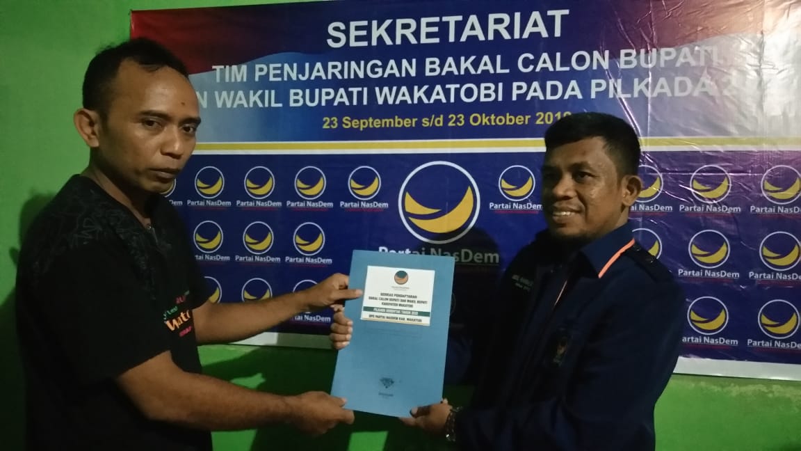 Ketua DPD Partai Nasdem Wakatobi Abdul Rahim Serahakan Formulir Pendaftaran Ke LO H. Kamalu. (Foto: Amran Mustar Ode/SULTRAKINI.COM)