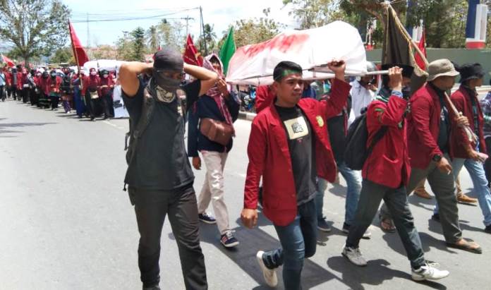 Massa aksi dari IMM melakukan unjuk rasa di sekitaran Mapolda Sultra, Senin (30/9/2019). (Foto: La Niati/SULTRAKINI.COM)