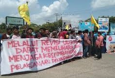Massa mahasiswa Kendari yang mendukung revisi UU KPK yang melakukan unjukrasa di pelataran eks-MTQ Kendari, Rabu (11 September 2019).