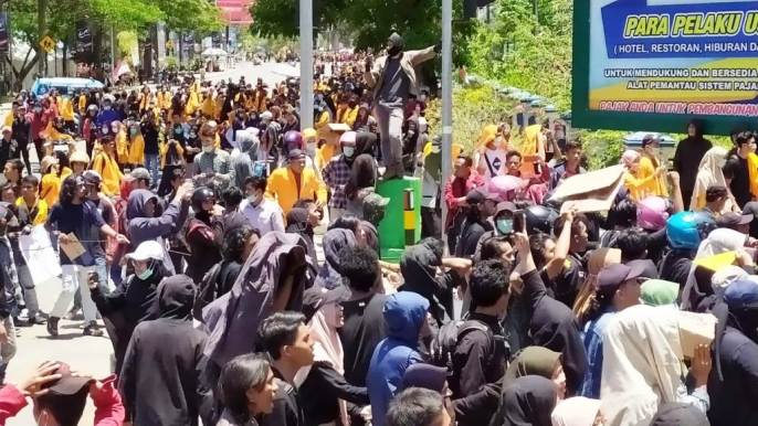 Suasana unjuk rasa di Kantor DPRD Sultra, Kamis (26/9/2019). (Foto: Ade Putri/SULTRAKINI.COM).